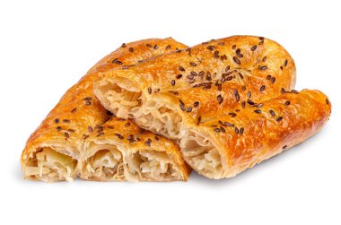 Beyaz arka planda izole edilmiş lahana ve servis edilen parça ile taze puf böreği. Tasarım menüsü için kırpma yolu ile