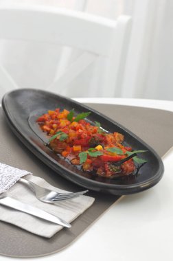 Izgarada pişmiş kırmızı biber. Kızarmış biber aperatifi. Akşam yemeği, sağlıklı gıda konsepti. Bir restoranın arka planında