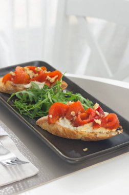 Kırmızı biberli bruschetta. Akşam yemeği, sağlıklı gıda konsepti. Bir restoranın arka planında