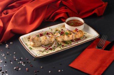 Soğanlı ve acı kırmızı soslu tavuk kebabı. Lula-kebap soğanı, maydanoz, nar. Gürcü restoranı. Restoran menüsü.