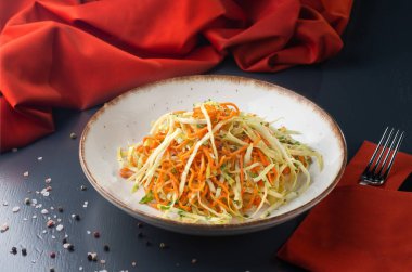 Lahana salatası. Lahana ve havuç salatası. Sağlıklı beslenme, detoks, vejetaryen, taze sebze bahar salatası. Bir Gürcü restoranı menüsü