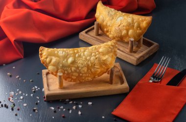 Geleneksel mutfak. Et ve baharatlı cheburek. Gürcü restoranı menüsü. Restoran menüsü.