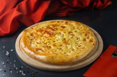 Peynirli khachapuri, Megrelian khachapuri, Gürcü. Bir Gürcü restoranı menüsü.