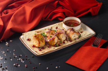 Kebap - ızgara et şiş kebap, koyu bir arka planda şiş kebap. Gürcü restoranı menüsü. Restoran menüsü.