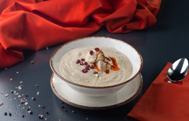 Ceviz soslu tavuk koyu bir arka planda. Gürcü restoranı menüsü. Restoran menüsü.