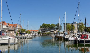 Middleburg, Hollanda - Ağustos 2022: Şehir merkezi yakınlarındaki marinada küçük tekne ve yatlar