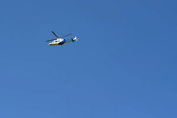 Unmarkierter Hubschrauber Der Exekutive Flug Vor Tiefblauem Himmel Kein Volk — Stockfoto