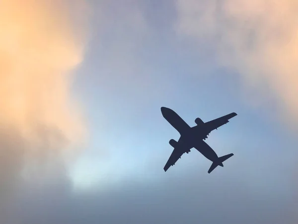 Silhouette Egy Utas Jet Csikorgó Után Felszáll Újra Egy Színes — Stock Fotó