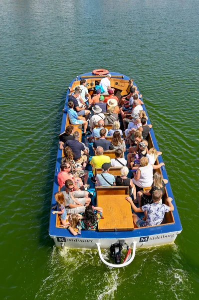 Middleburg Olanda August 2022 Vedere Jos Barcă Turistică Plină Oameni — Fotografie, imagine de stoc