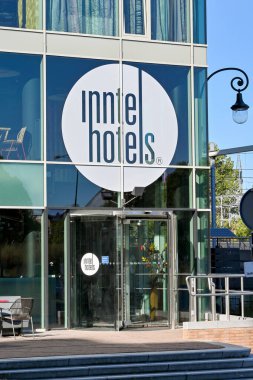 Utrecht, Hollanda - Ağustos 2022: Şehir merkezindeki Inntel oteline giriş