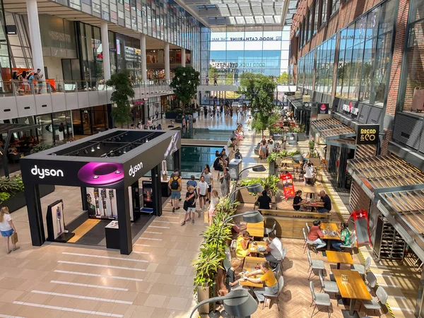 荷兰乌得勒支 2022年8月 市中心Hoog Catharijne购物中心内的人 — 图库照片