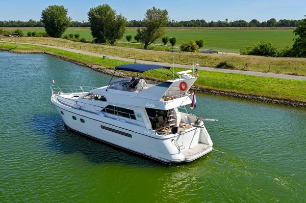 Veere Nederländerna Augusti 2022 Lyx Motor Yacht Segling Kanalen Närmar — Stockfoto