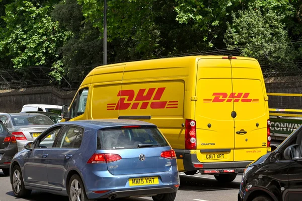 Londra, İngiltere - Haziran 2022: Kurye şirketi DHL tarafından işletilen kargo minibüsü Londra şehir merkezinde trafiğe takıldı