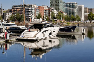 Antwerp, Belçika - Ağustos 2022: Şehrin limanlarından birine demirlemiş lüks motorlu tekne Maymun İşletmeleri