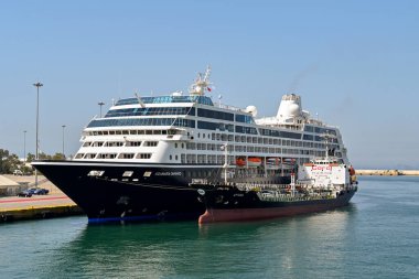 Pire, Atina, Yunanistan - Haziran 2022: Seyir gemisi Azamara 'ya Pire limanında küçük bir petrol tankeri yakıt ikmali yapılıyor.
