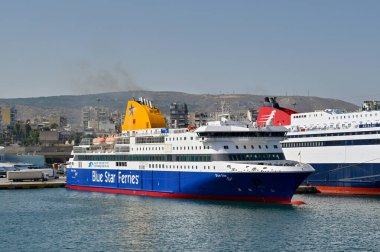 Pire, Atina, Yunanistan - Haziran 2022: Mavi Yıldız Feribotları tarafından işletilen feribot Pire limanına yanaştı