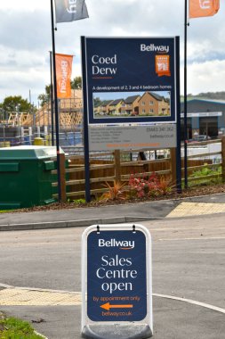 Pontypridd, Galler - Ekim 2022: Bellway Evleri tarafından inşa edilen yeni bir konut geliştirme girişinin önünü imzalayın