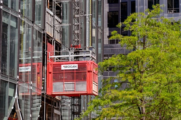 2022 공사중인 사무실 밖에서 엘리베이터를 인부들 — 스톡 사진