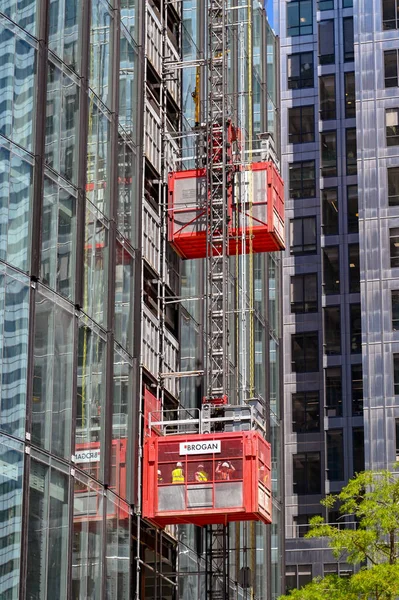 2022 공사중인 사무실 밖에서 엘리베이터를 인부들 — 스톡 사진