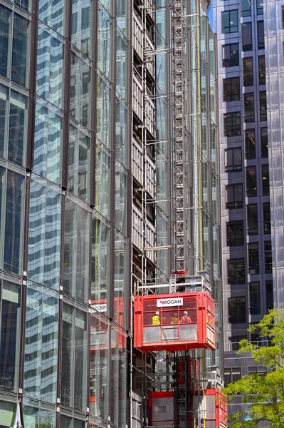 ロンドン イングランド 6月2022 建設中の新しいオフィスブロックの外側にエレベーターに乗る建設労働者 — ストック写真