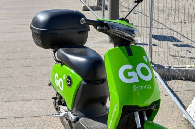 Antwerp, Belçika - Ağustos 2022: Şehir merkezi yakınlarındaki bir kaldırımda motosiklet arızası, araç Go tarafından işletilen bir scooter paylaşım sisteminin bir parçası..