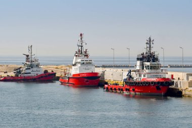 Pire, Atina, Yunanistan - Haziran 2022: Pire limanına demirlemiş itfaiye su topları taşıyan römorkörler.