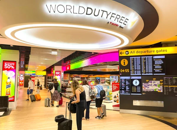 ロンドン イギリス 8月2022 空港の免税店への入り口の上にサインインします 店はDufreeが運営している — ストック写真