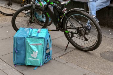 Londra, İngiltere - Haziran 2022: Deliveroo için çalışan bir kurye tarafından kullanılan yalıtılmış sırt çantası