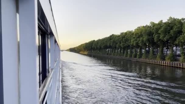Günbatımında Avrupa Bir Kanalda Yelken Açan Nehir Yolcu Gemisi — Stok video