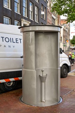 Amsterdam, Hollanda - Ağustos 2022: Şehir merkezi yakınlarındaki bir caddenin kaldırımında açık erkek tuvaleti