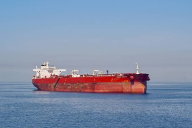 Pire, Atina, Yunanistan - Haziran 2022: Atina kıyılarında demirleyen büyük petrol tankeri Nordic Cosmos