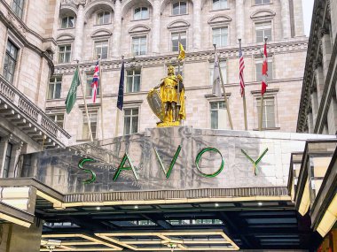 Londra, İngiltere - Ağustos 2021: Londra 'nın merkezindeki Savoy Hotel' in girişinin üstündeki tepe örtüsünü imzalayın