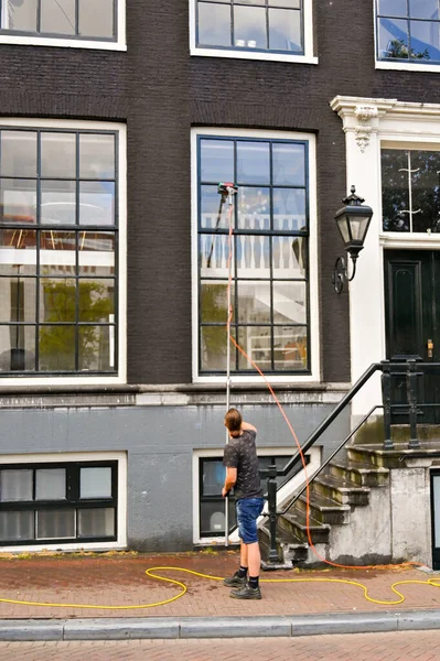 Άμστερνταμ Κάτω Χώρες Αύγουστος 2022 Πρόσωπο Που Καθαρίζει Παράθυρα Ενός — Φωτογραφία Αρχείου