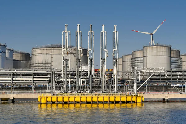 比利时安特卫普 2022年8月 城市石油码头防波堤上的储油罐和卸货设备 — 图库照片