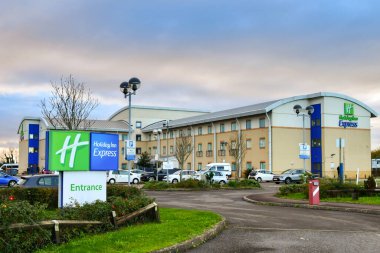 Rhoose, Wales - Kasım 2022: Cardiff Wales Havaalanı 'ndaki Holiday Inn Express havaalanı otelinin girişini imzalayın