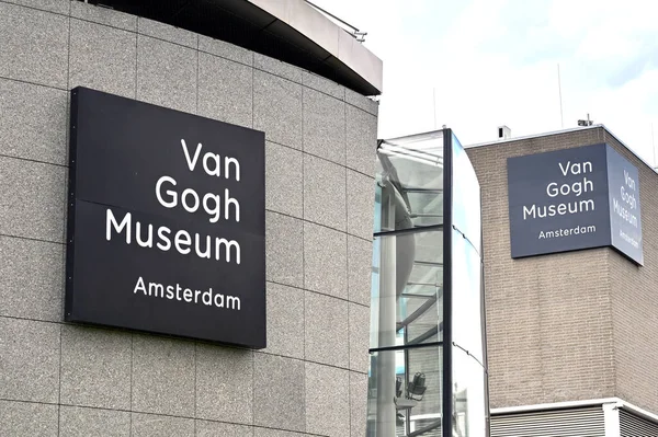Amsterdam, Hollanda - Ağustos 2022: Şehir merkezi yakınlarındaki Van Gogh müzesinin dışındaki tabelalar