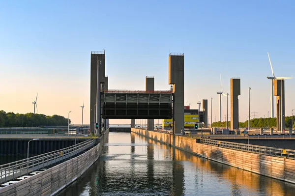 オランダのリランド 2022年8月 船が入ることを可能にするために上げられたロックゲートと夕暮れ時の大きな運河ロックへの入り口 — ストック写真