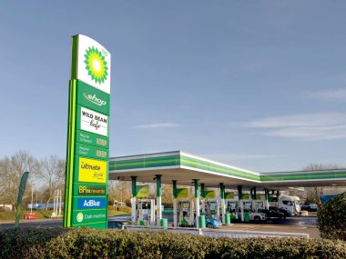 Strensham, İngiltere - Aralık 2022: BP tarafından işletilen bir benzin istasyonunun girişinde uzun tabela.