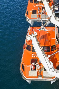 Argostili, Yunanistan - Haziran 2022: Gemiyi düşürmek için bir cankurtaran botunda çalışan mürettebat, yolcuları kıyıya çıkarıp şehri ve çevreyi gezdirmek için bir yolcu gemisi kiraladı