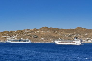 Mykonos, Yunanistan - Haziran 2022: MSC yolcu gemisi Armonia Yunanistan 'ın Mykonos adasının açıklarında başka bir okyanus gemisiyle demirledi
