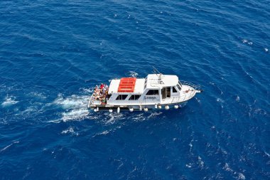 Mykonos, Yunanistan - Haziran 2022: Yolcuları bir yolcu gemisinden kentin limanına taşımak için küçük tekne kullanılıyor