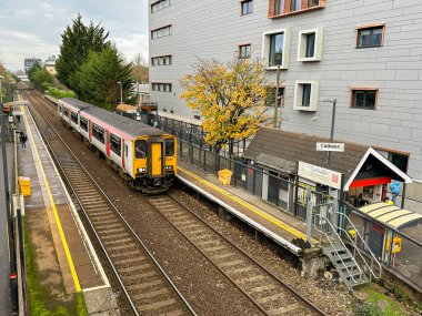 Cardiff, Wales - Aralık 2002: Diesel banliyö treni şehir merkezi yakınlarındaki Cathays Park tren istasyonuna geliyor. İstasyon Galler Hükümeti ve Cardiff Üniversitesi 'ne hizmet vermektedir..