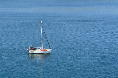 Argostili, Yunanistan - Haziran 2022: Yat kasaba yakınlarındaki kıyıdan denize açılıyor