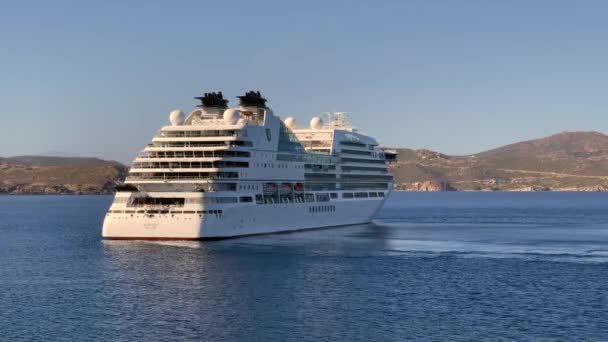 Patmos Grécia Maio 2022 Navio Cruzeiro Luxo Seabourn Encore Virando — Vídeo de Stock