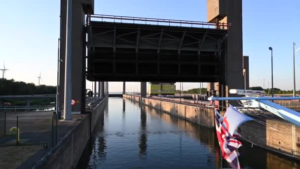 2022年8月 荷兰里兰 一艘河游轮驶入荷兰的一个大运河闸前 — 图库视频影像