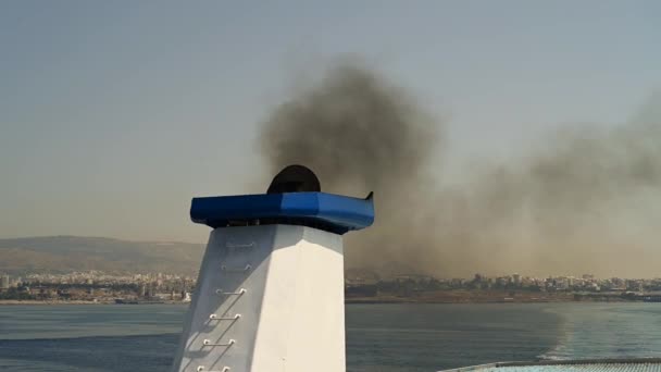 Крупный План Черного Дыма Выходящего Воронки Корабля Море — стоковое видео