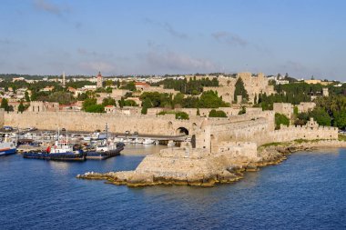 Rodos, Yunanistan - Mayıs 2022: Rodos 'taki liman ve eski duvarların manzarası
