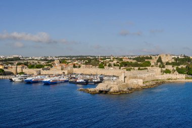 Rodos, Yunanistan - Mayıs 2022: Rodos 'taki liman ve eski duvarların manzarası