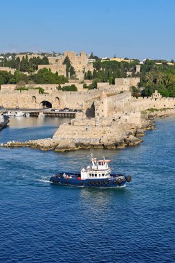 Rodos, Yunanistan - Mayıs 2022: Rodos limanından ayrılan römorkör
