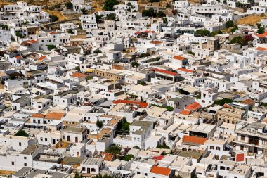 Lindos, Rodos, Yunanistan - Mayıs 2022: Kentteki beyazlatılmış binaların hava manzarası